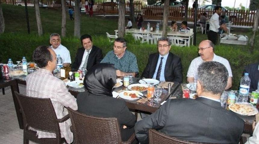 F&uuml; Rekt&ouml;rl&uuml;ğ&uuml; 2014 Yılı Yayın Performans &Ouml;d&uuml;lleri Sahiplerini Buldu