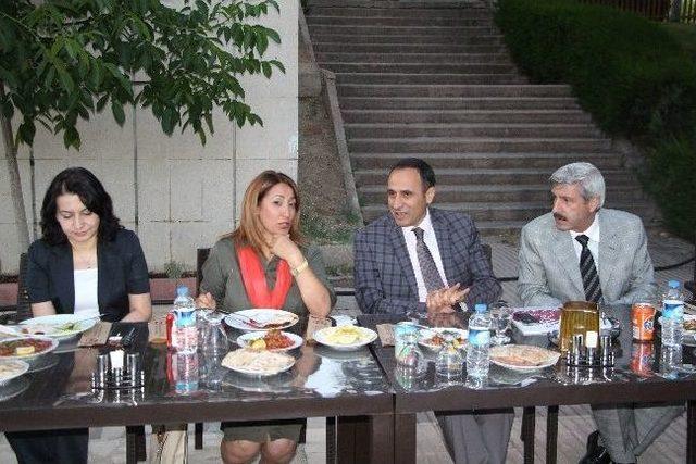 F&uuml; Rekt&ouml;rl&uuml;ğ&uuml; 2014 Yılı Yayın Performans &Ouml;d&uuml;lleri Sahiplerini Buldu 1