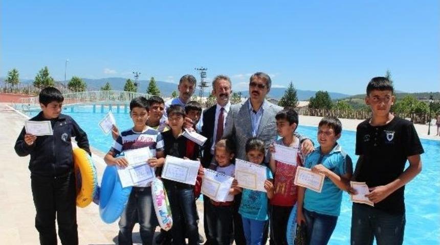 Tatile Giren Başarılı &Ouml;ğrencilere Havuz &Ouml;d&uuml;l&uuml;