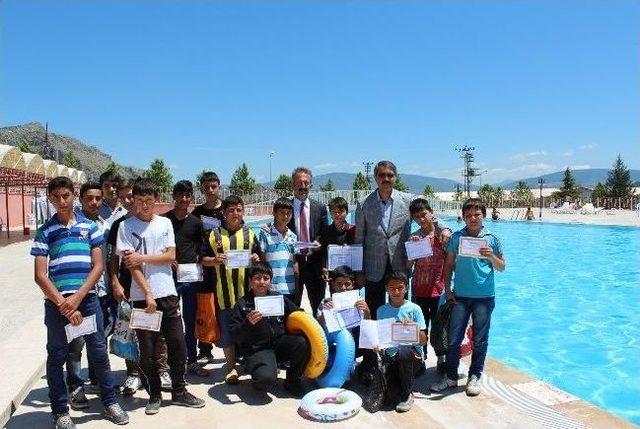 Tatile Giren Başarılı Öğrencilere Havuz Ödülü 1