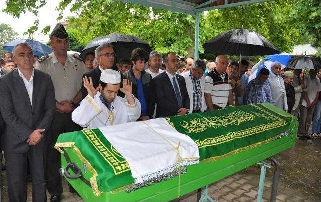 (&ouml;zel Haber) &Ccedil;&ouml;p Kamyonunun Altında Kalan Temizlik İş&ccedil;isi Toprağa Verildi 2