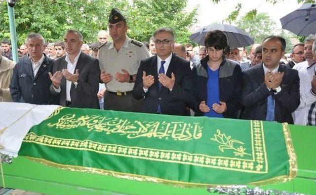 (&ouml;zel Haber) &Ccedil;&ouml;p Kamyonunun Altında Kalan Temizlik İş&ccedil;isi Toprağa Verildi 3