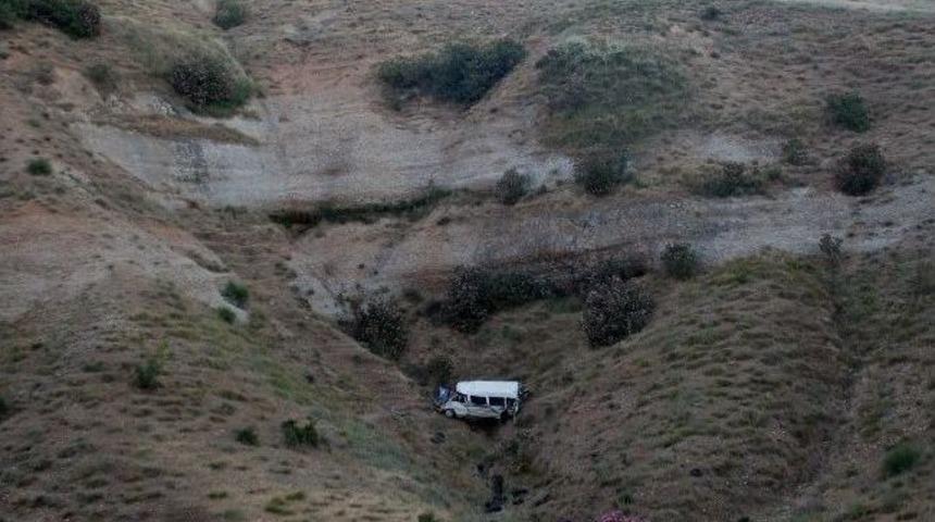 &Ccedil;alınan Minib&uuml;s Bin Metrelik U&ccedil;urumdan Atıldı