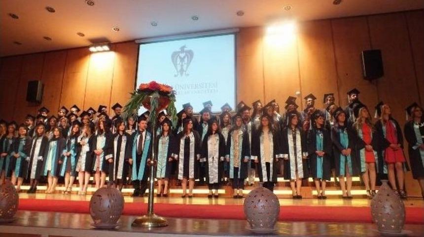 G&uuml;zel Sanatlar Fak&uuml;ltesi&rsquo;nde Mezuniyet Sevinci