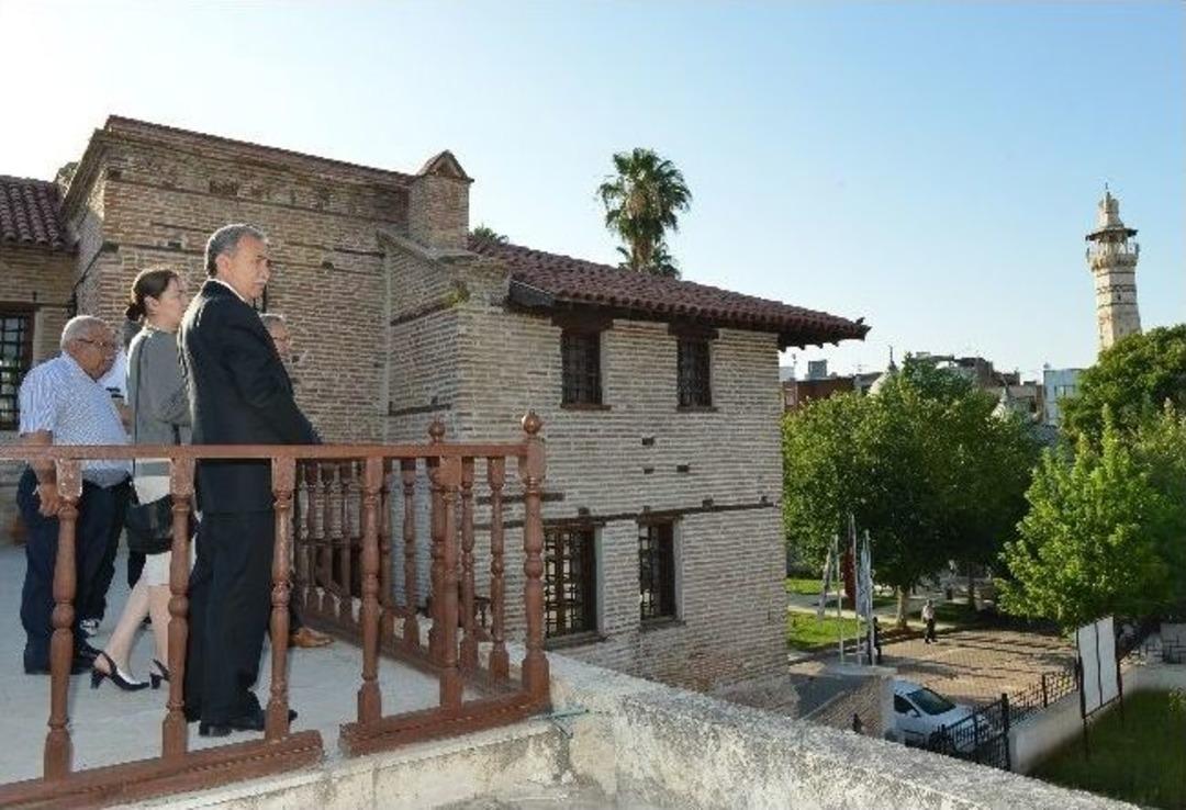 Vali B&uuml;y&uuml;k Tarihi Yapılarda İncelemelerde Bulundu