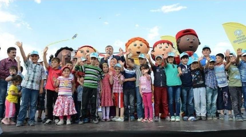 Başkan Aky&uuml;rek, &Ccedil;ocukların U&ccedil;urtma Sevincini Paylaştı