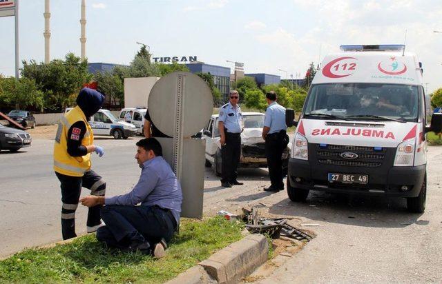 Gaziantep'te Iki Otomobil Çarpıştı: 10 Yaralı