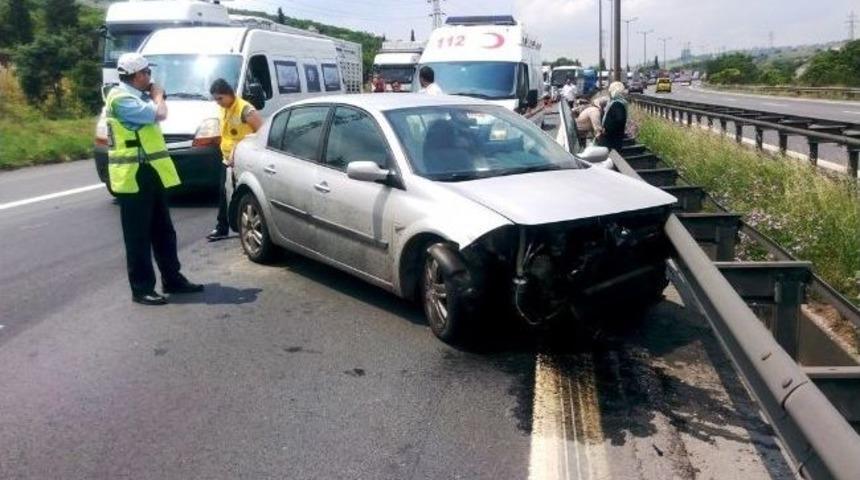 Kontrolden &Ccedil;ıkan Otomobil Bariyerlere &Ccedil;arptı