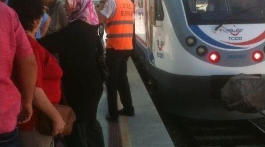 İzmir&rsquo;de 8 Aylık Bebek Rayların &Uuml;zerine D&uuml;şt&uuml;