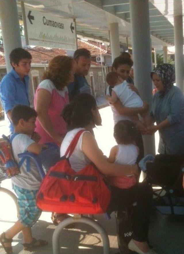 İzmir’de 8 Aylık Bebek Rayların Üzerine Düştü 2