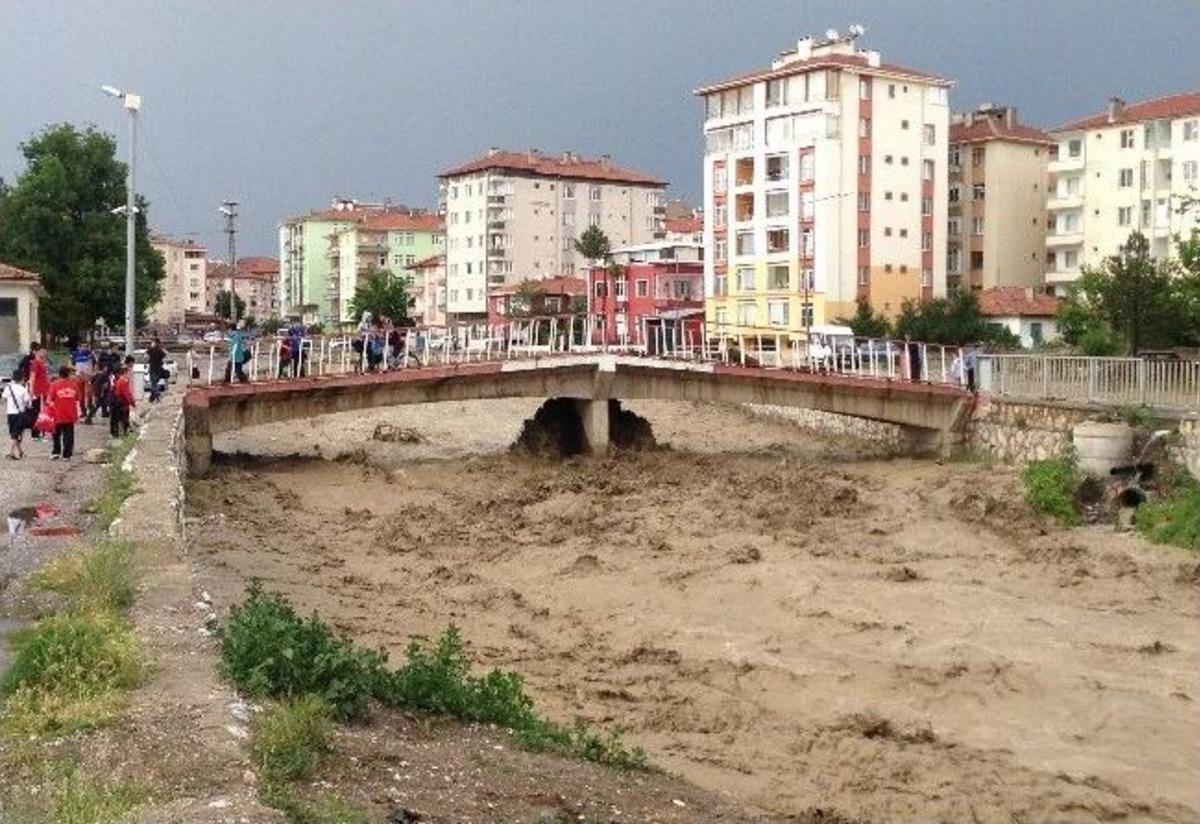 (&ouml;zel Haber) &Ccedil;ay Taştı, Karayolu Trafiğe Kapandı