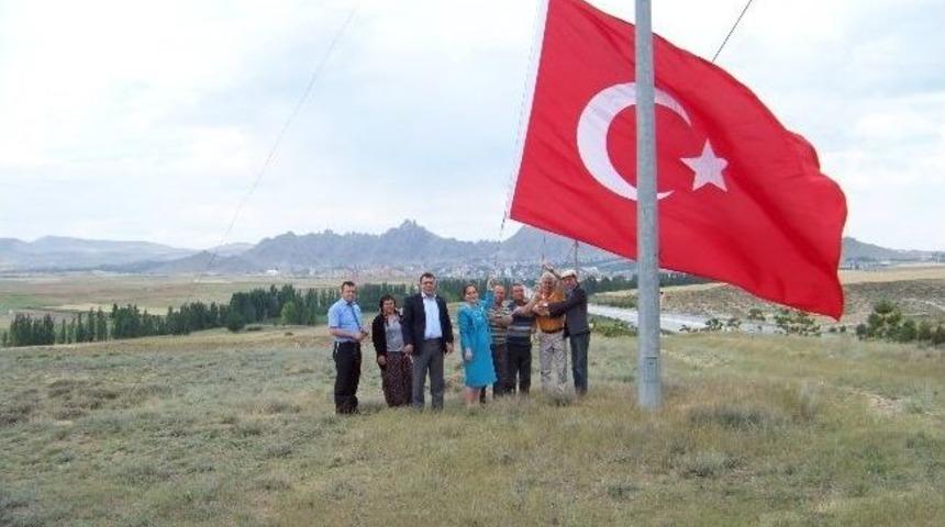 Dev T&uuml;rk Bayrağı G&ouml;ndere &Ccedil;ekildi