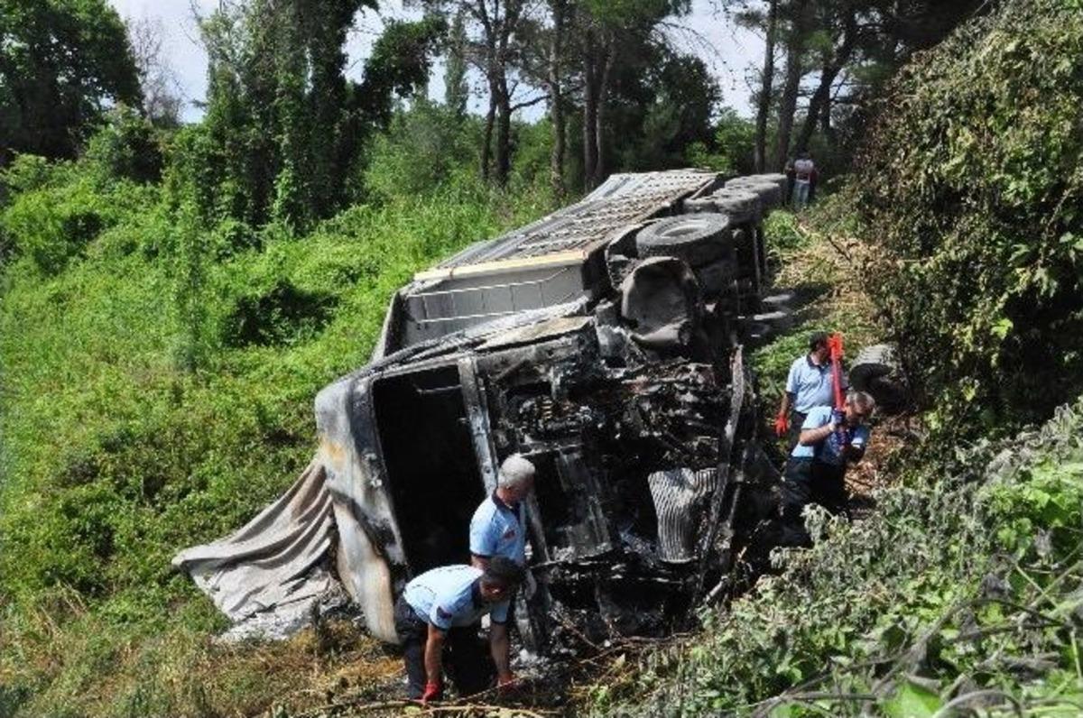 Devrilen Tır'ın İ&ccedil;erisinde Yanarak Hayatını Kaybetti