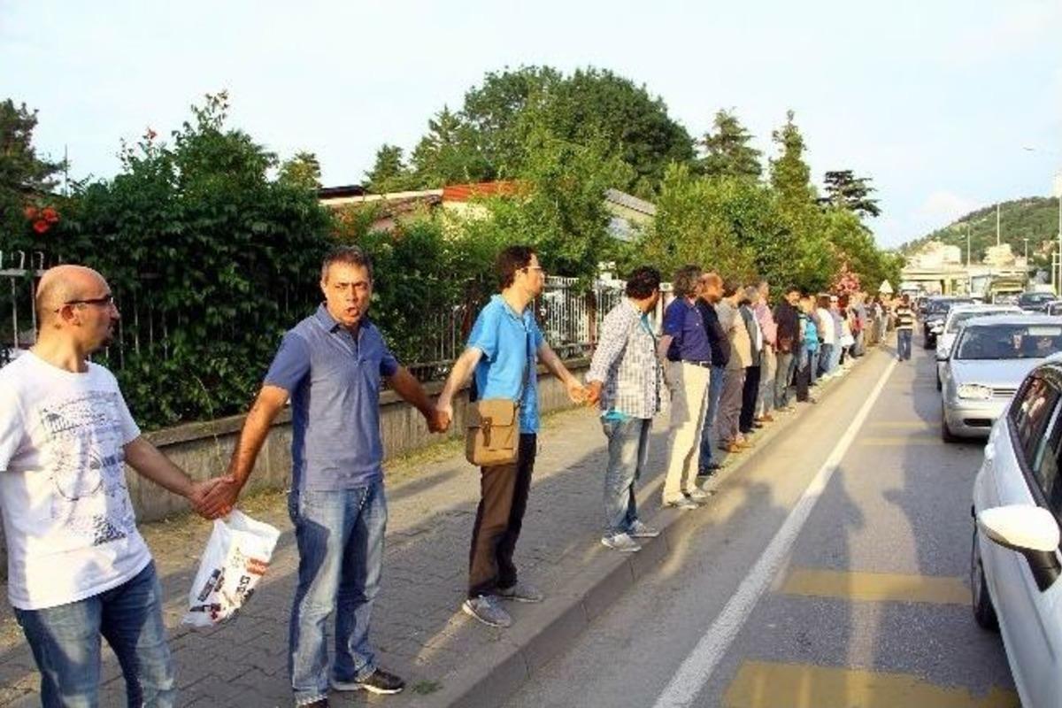 Okulun Yıkılmaması İ&ccedil;in Halka Oluşturdular