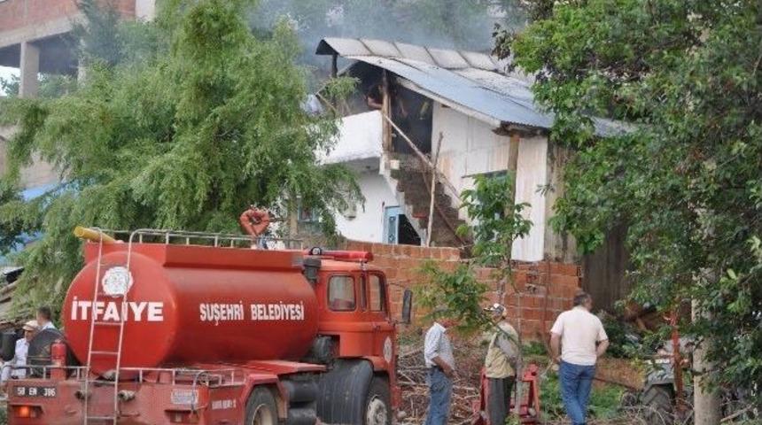 Suşehri&rsquo;nde Ev Yangını