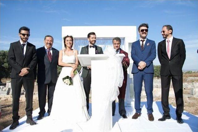 &Uuml;nl&uuml; Oyuncu Seferihisar&rsquo;da Evlendi 1