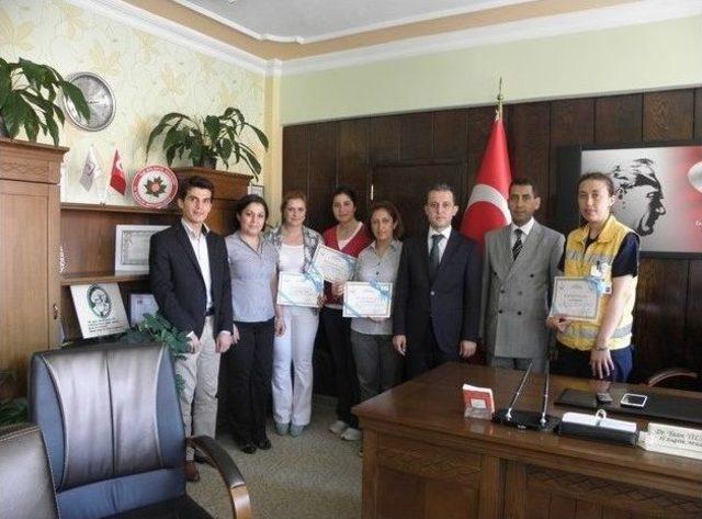 Başarılı Acil Tıp Teknisyenlerine Teşekk&uuml;r Belgesi 2