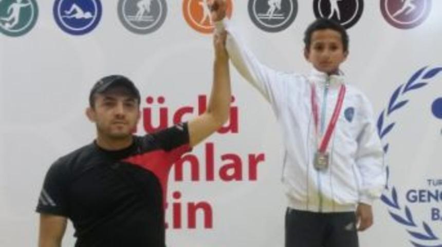 Kağıtsporlu G&uuml;reş&ccedil;iden Antep&rsquo;te G&uuml;m&uuml;ş Madalya