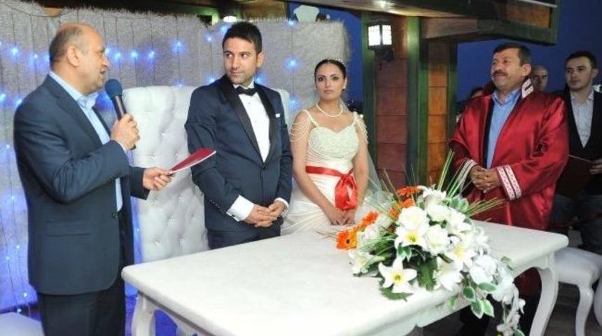 Bakan Işık Darıca'da Nikah Şahidi Oldu