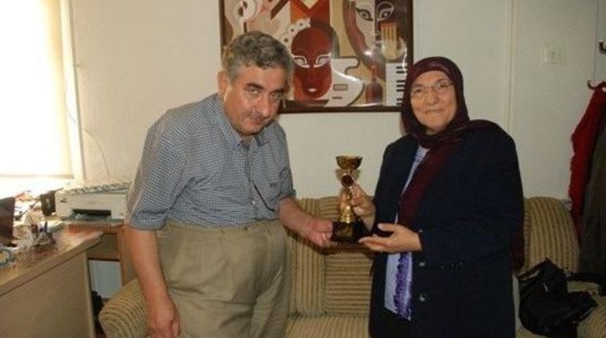 Şair Rabia Barış&rsquo;a Engellilerden &Ouml;d&uuml;l