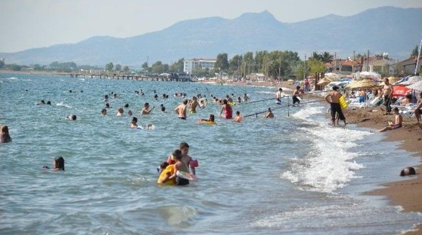 Okullar Kapandı, Tatilciler Dikili'ye Akın Etti