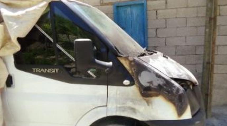 Hakkari&rsquo;de Bir Ara&ccedil; Kundaklandı