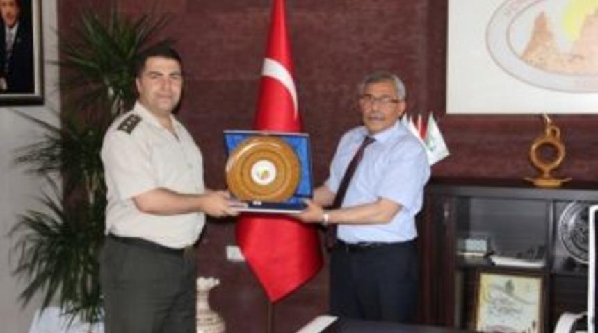 Başkan Karaaslan&rsquo;dan Y&uuml;zbaşı Uygun&rsquo;a Plaket