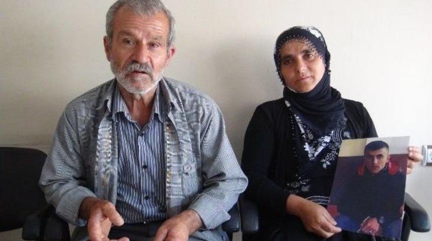 Ailesi Kaybolan &Ccedil;ocuklarını Fotoğraflarıyla Arıyor