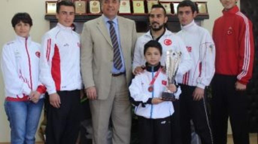 Şampiyonlardan Gen&ccedil;lik Hizmetleri Ve Spor İl M&uuml;d&uuml;r&uuml; T&uuml;zken&rsquo;e Ziyaret