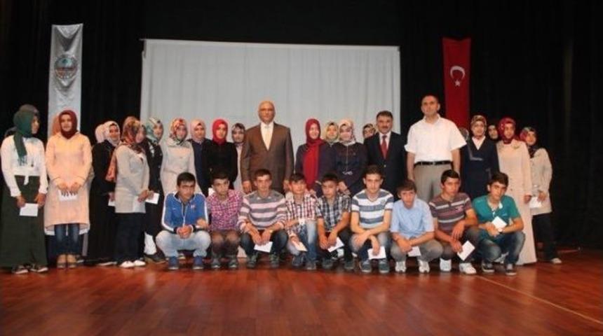 Takdir Alan 420 &Ouml;ğrenciye Kaymakamdan Para &Ouml;d&uuml;l&uuml;