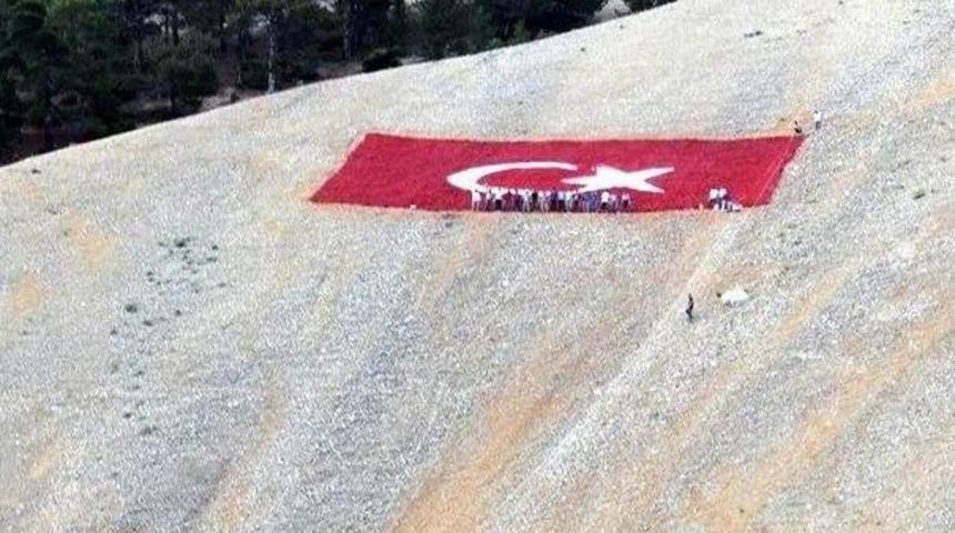 Honaz Dağı&rsquo;na Dev T&uuml;rk Bayrağı