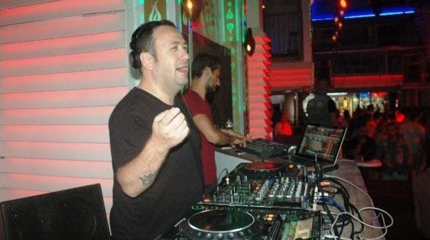 &Ouml;zg&uuml;r Aras&rsquo;tan Dj Şov