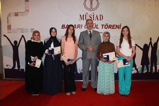 M&uuml;siad Okul Birincilerini &Ouml;d&uuml;llendirdi 1