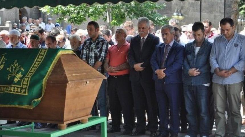 11'inci Kattan D&uuml;şerek Hayatını Kaybeden 8 Aylık Hamile Kadın Son Yolculuğuna Uğurlandı