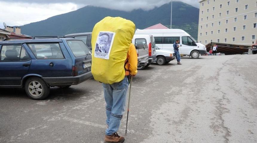 Hem Geziyor Hem De Sigaranın Zararlarını Anlatıyor