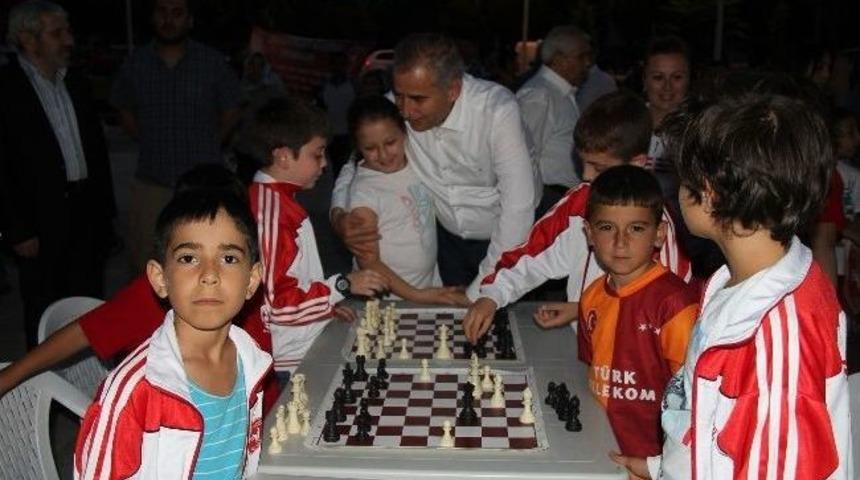 Sporcuların G&ouml;sterisi B&uuml;y&uuml;k İlgi Topladı