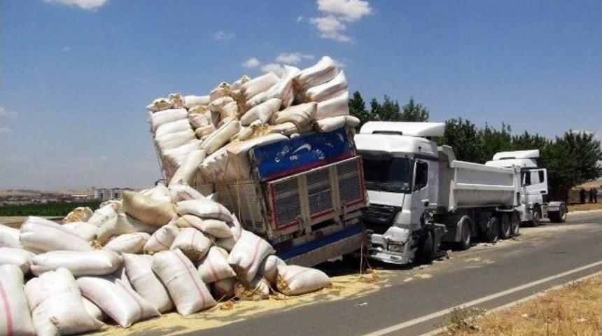 İki Tır &Ccedil;arpıştı, Yol Samanla Kaplandı