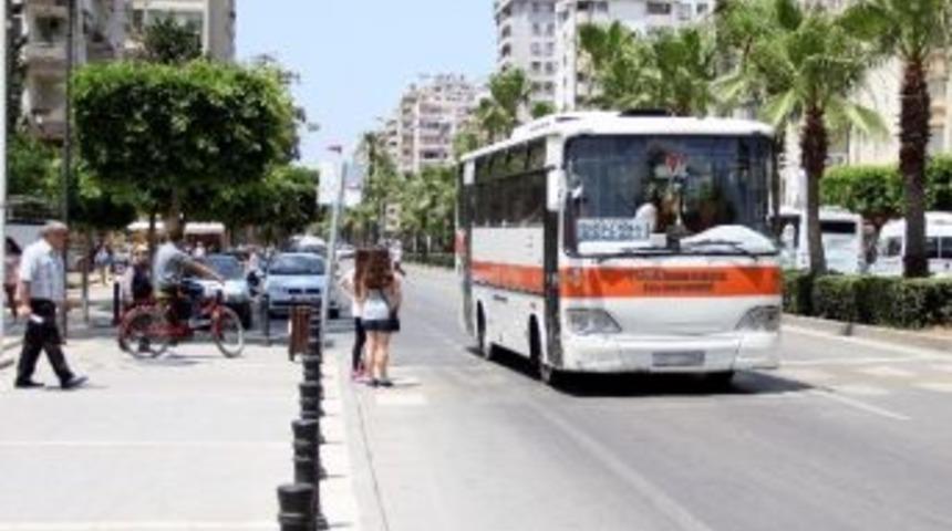 Otob&uuml;ste Kalkıp Oynayan S&uuml;r&uuml;c&uuml;ye Vatandaşlardan Tepki