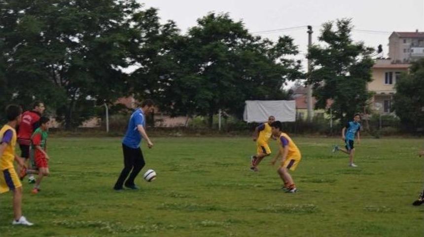 Sındırgı Belediyesi &Ouml;ğrencilere Forma Hediye Etti