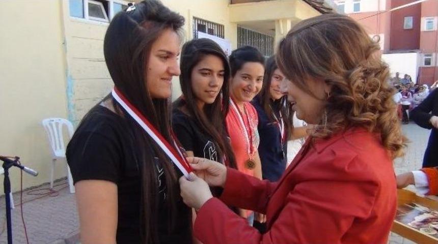 Konak&rsquo;da Başarılı Sporcu Gen&ccedil;lere &Ouml;d&uuml;lleri Verildi