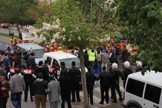 Erzurum’da İnşaat İşçileri Protestoda Bulunarak Belediye Önüne Kadar Yürüyüş Yaptı