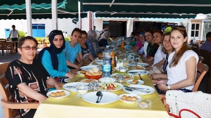 Emekliye Ayrılan &Ouml;ğretmenlere Veda Yemeği