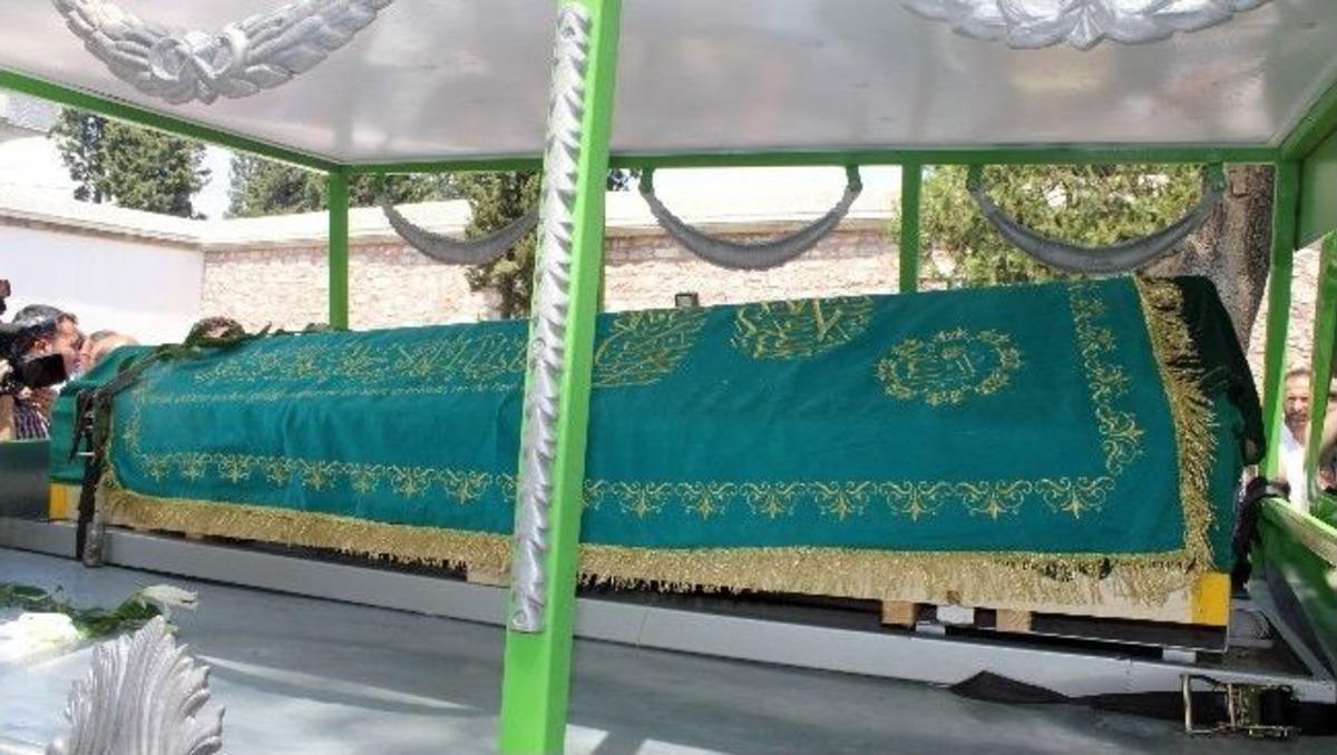 Senarist Ve Yazar Ayşe Şasa Son Yolcuğuna Uğurlandı