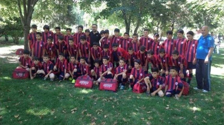 Altınordu Soma&rsquo;da &Uuml;cretsiz Futbol Okulu A&ccedil;tı