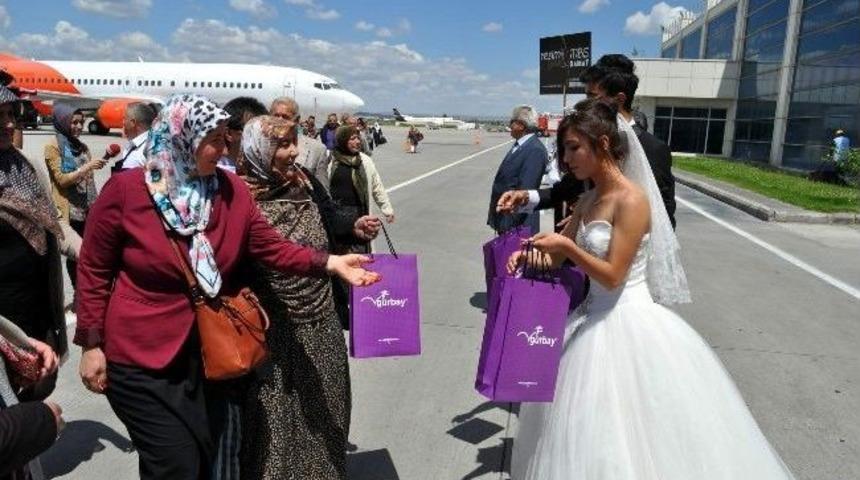 Gurbet&ccedil;ileri, Gelin Ve Damat Karşıladı