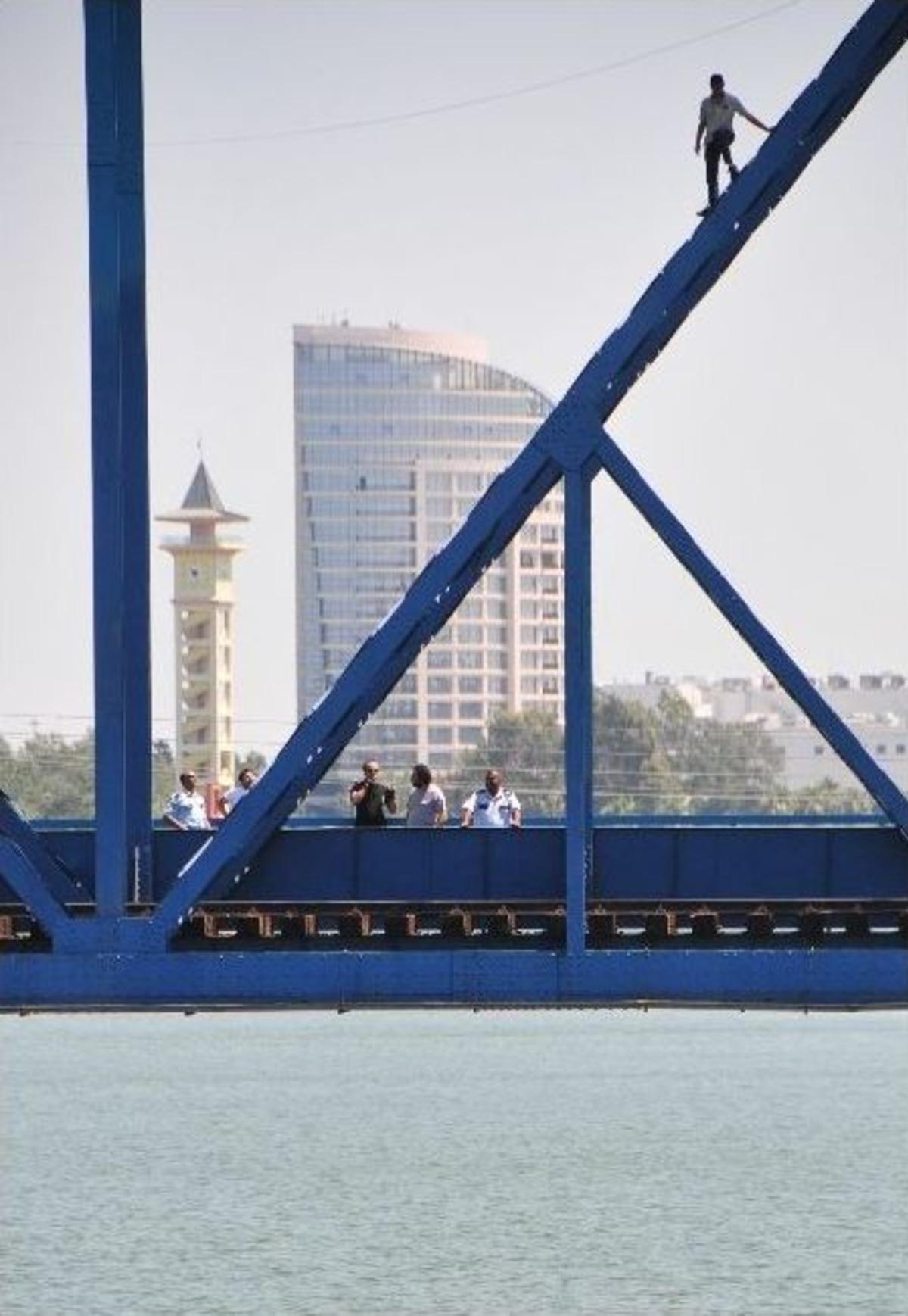 &Ccedil;ılgın Aşığın İntihar Girişimi