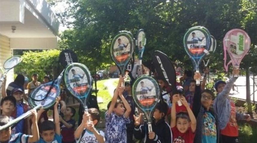 &lsquo;bir Sporcu Var Olur, Bin Bela Yok Olur&rsquo; Projesi İ&ccedil;in Tenis Raketleri Dağıtıldı
