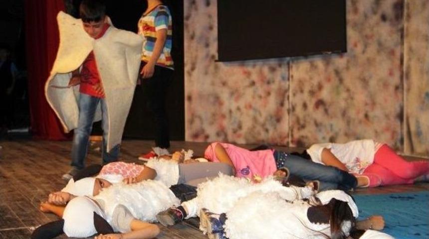 Diyarbakırlı &Ccedil;ocuklar Tiyatro Oyunlarını Sergiledi