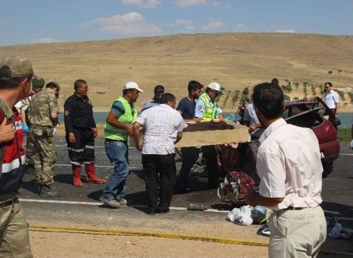 Otomobil İle Minib&uuml;s &Ccedil;arpıştı: 4 &Ouml;l&uuml;, 4 Yaralı