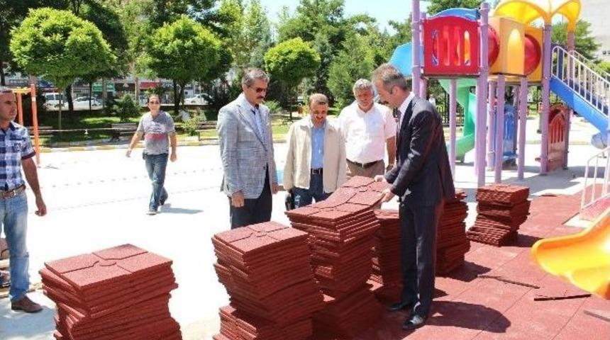 Turhal&rsquo;da Parklara Kau&ccedil;uk Zemin